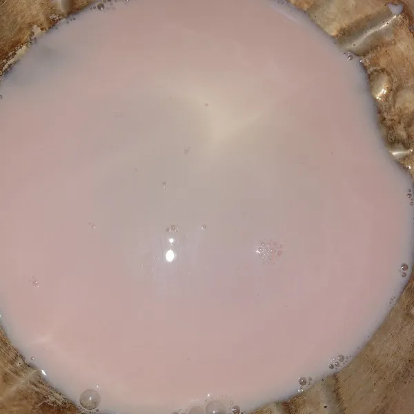 Siapkan panci, lalu tuang 200ml susu cair ke dalam panci.