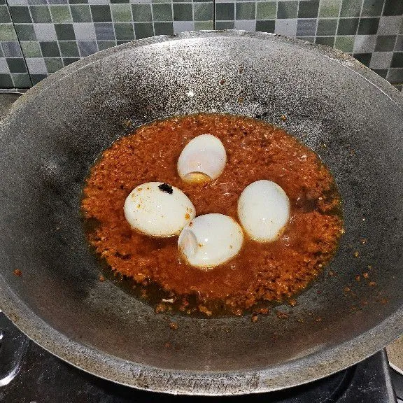 Masukkan juga telur, aduk rata.