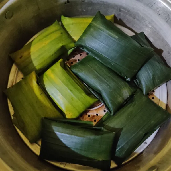 Panaskan kukusan, masukkan adonan, lalu kukus selama 20 menit.