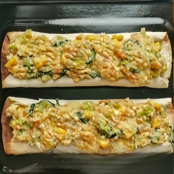 Taruh kentang tumbuk di atas gulungan tortilla