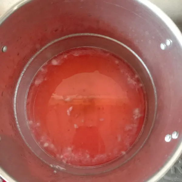 Pertama, buat jelly sesuai petunjuk kemasan.