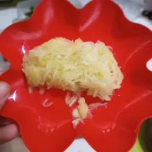 Kupas mangga, lalu serut. Sisihkan.