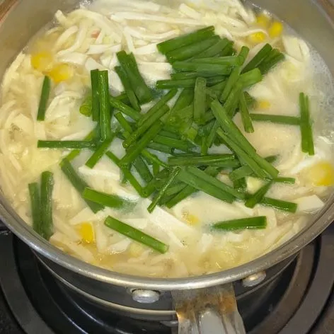 Masukkan daun bawang.
