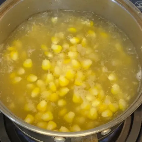 Masukkan bawang putih dan jagung pipil.