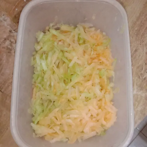 Keenam, serut melon menggunakan parutan.