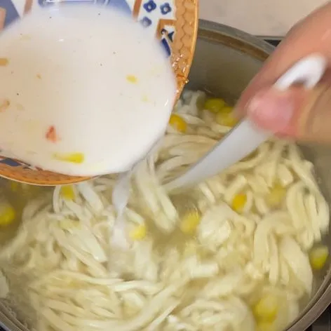 Masukkan larutan tapioka sambil di aduk.