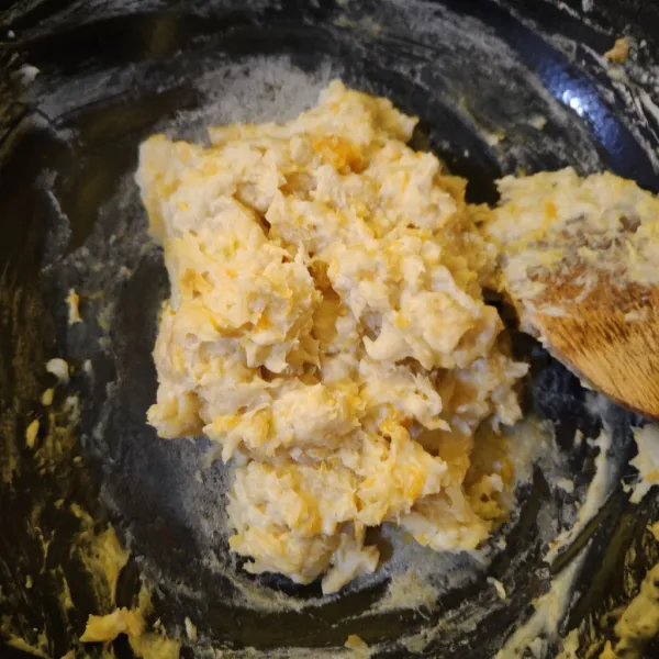 Masak menggunakan api sedang cenderung kecil hingga matang sambil terus diaduk.