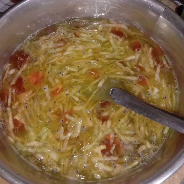 Ketujuh, campur semua bahan : melon, jelly, biji selasih, es batu, air, sirup melon dan air gula. aduk rata. Es serut melon siap di nikmati (jangan lupa tes rasa)