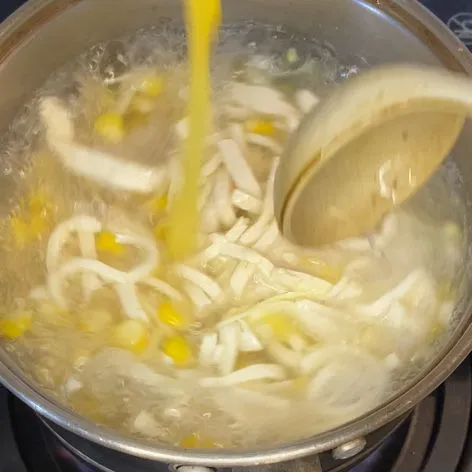Masukkan telur yang sudah di kocok.