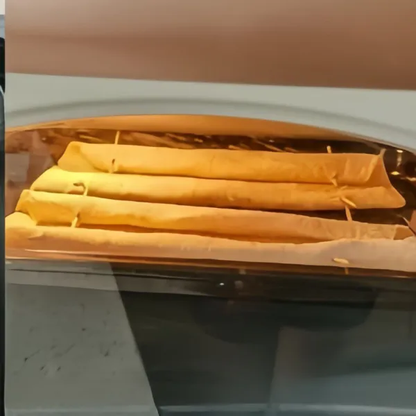 Panggang tortilla dalam oven dengan suhu 180° selama 8 menit