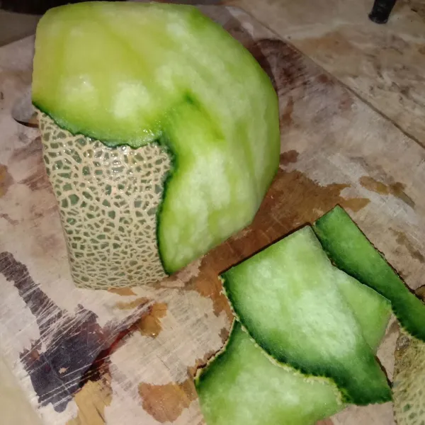 Kelima, kupas melon.