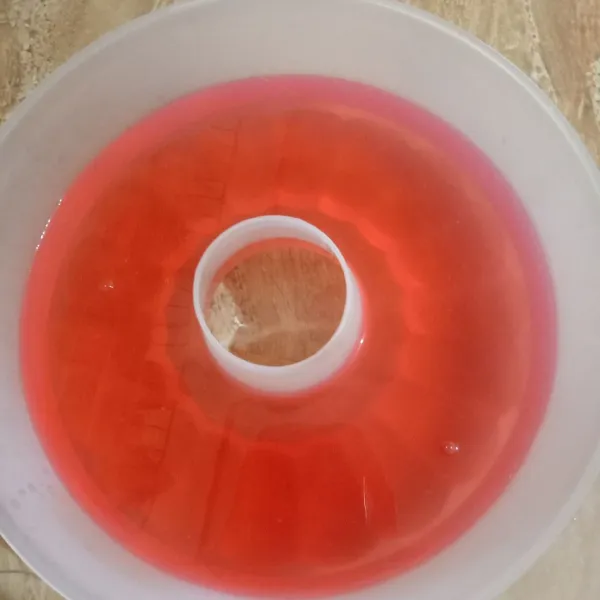 Kedua, setelah mendidih, tuang ke cetakan. bisa juga di saring agar tidak menggumpal. (Biarkan hingga dingin)