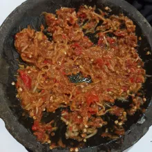 Aduk atau ulek kembali sampai rata. Tes rasa, dan siap disajikan dengan tempe/tahu goreng.
