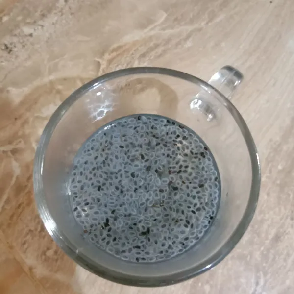 Keempat, rendam biji selasih dengan air panas.