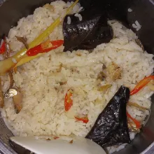 Masak nasi di rice cooker dan aduk rata ketika matang.