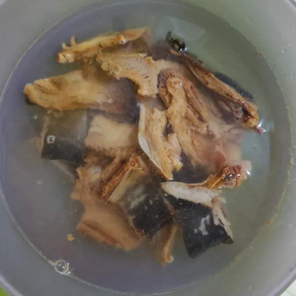 Potong-potong, cuci bersih lalu rendam dalam air panas hingga empuk. Cuci bersih, tiriskan.