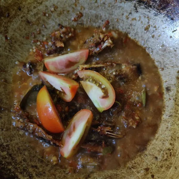 Masukkan tomat, aduk rata. Masak hingga bumbu meresap dan air menyusut, matikan api.