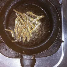 Goreng teri hingga kering.
