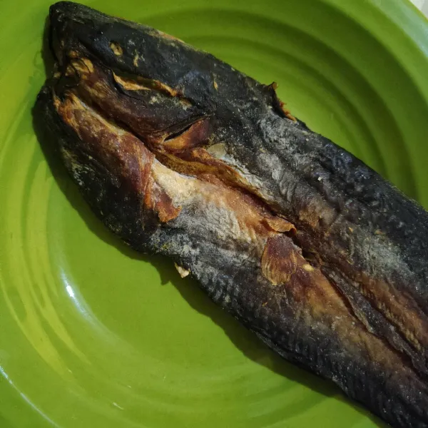 Siapkan ikan asin lele.