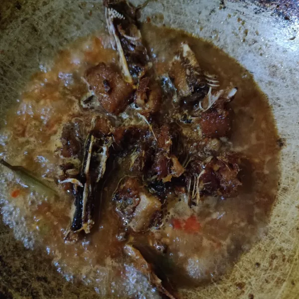 Masukkan ikan asin lele, aduk rata. Masak hingga mendidih, tes rasa.