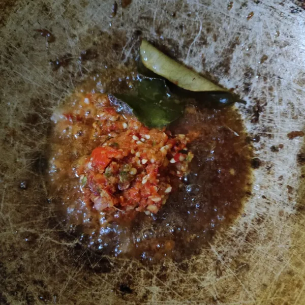 Tumis bumbu halus dan daun jeruk hingga harum dan matang.