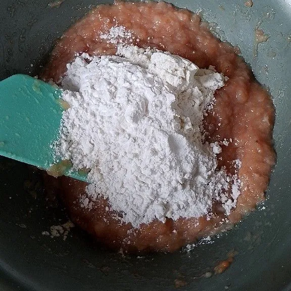 Masukkan tepung tapioka, tepung terigu, garam, merica bubuk, penyedap rasa dan air, aduk hingga adonan tercampur