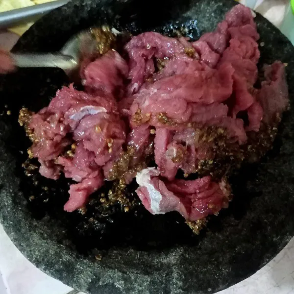 Masukkan daging lalu aduk hingga tercampur