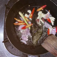 Tumis bawang dan cabai bersama serai serta daun salam hingga wangi.
