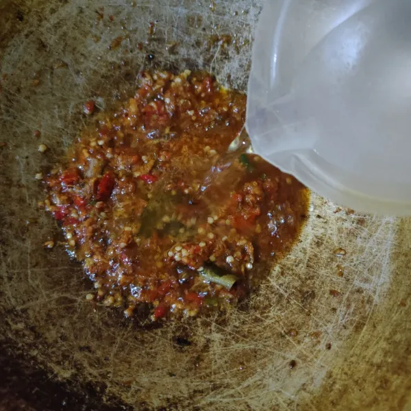 Masukkan air, kaldu bubuk dan gula pasir, masak hingga mendidih.