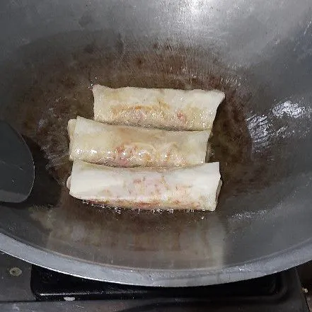 Kemudian ambil selembar kulit lumpia lalu beri isian dan lipat kemudian goreng hingga matang