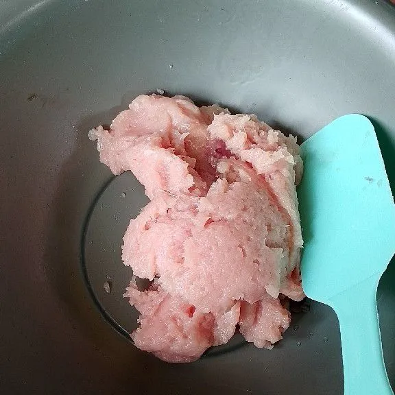 Cuci bersih daging ayam, kemudian cincang daging ayam hingga halus