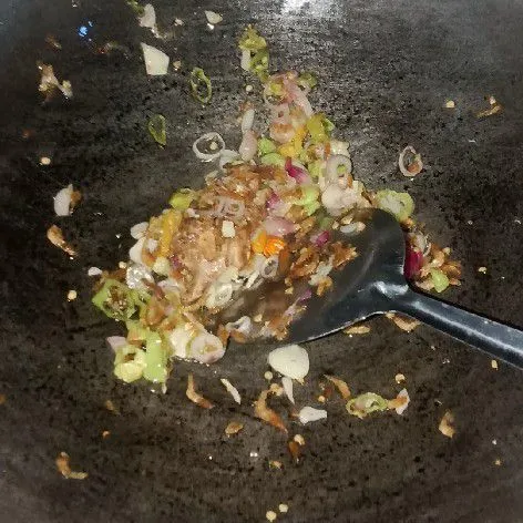 Panaskan sedikit minyak lali tumis bumbu hingga harum dan layu