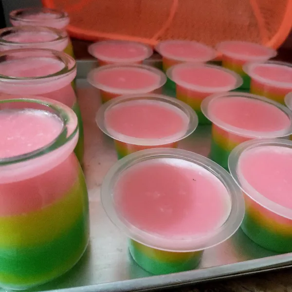 Terakhir agar warna merah, masak sama seperti agar sebelumnya, diakan hingga dingin, kemudian masukan kulkas, dingin lebih nikmat