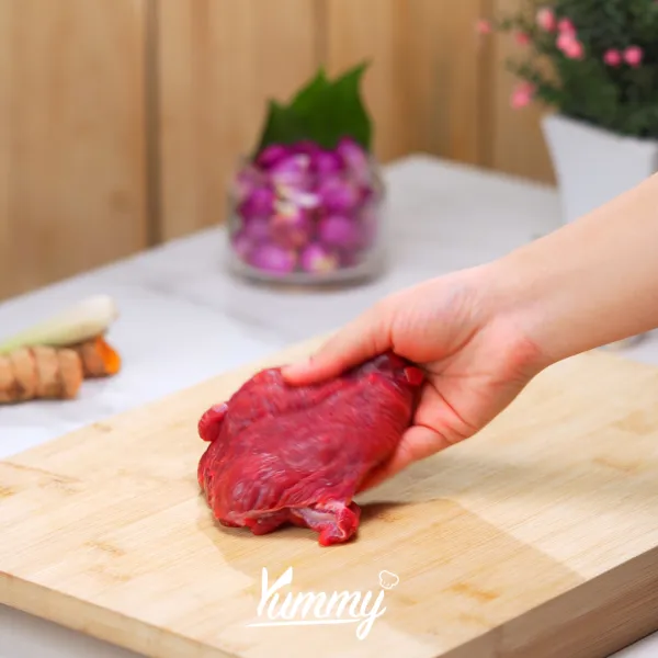 Memotong daging kambing :
Potong-potong daging kambing menjadi dadu, sisihkan.