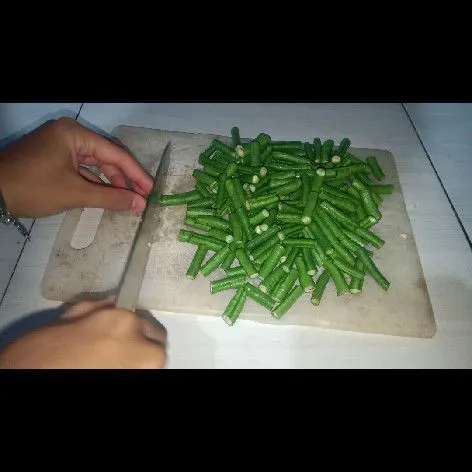 Siapkan kacang panjang, cuci bersih lalu hilangkan bagian ujungnya. Potong-potong. Sisihkan