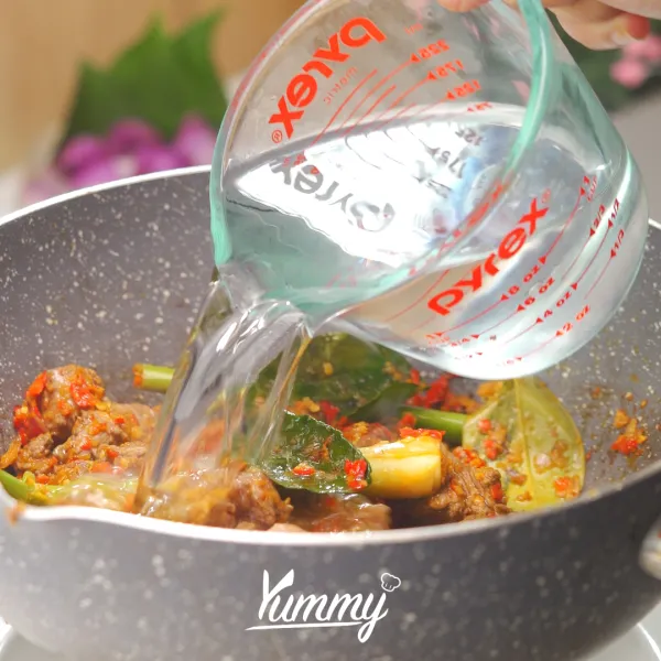 Tambahkan air, garam, gula merah, kaldu jamur masak hingga daging rica matang, terakhir tambahkan daun kemangi.