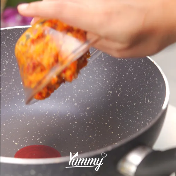 Di wajan yang panas tumis bumbu halus tambahkan daun salam, daun jeruk, sereh, aduk rata dan tambahkan daging, tumis hingga semua tercampur rata.