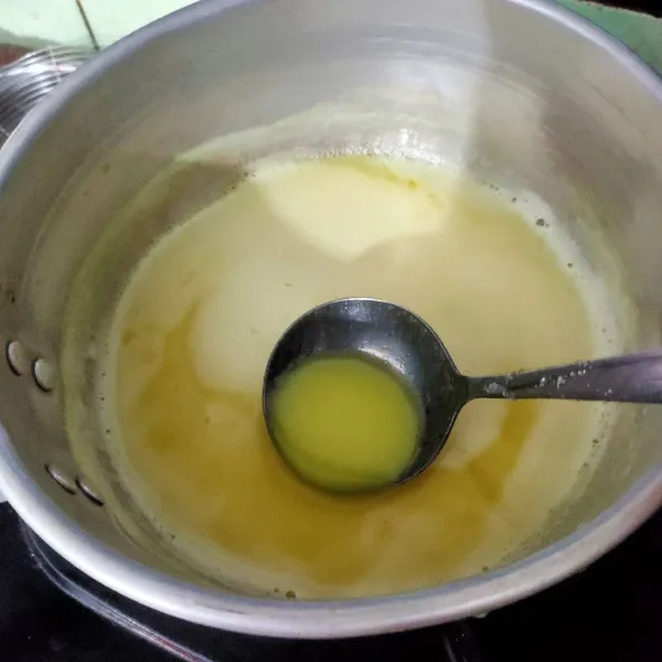 Setelah agar warna hijau dingin, masak kembali agar warna kuning sampe mendidih, diamkan sesaat lalu tuang dalam cup diatasnya warna hijau, lalu diamkan hingga set kembali