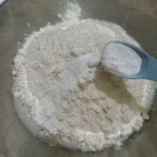 Tambahkan baking powder dan garam, aduk rata.