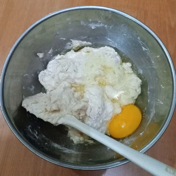 Masukkan telur ayam, aduk rata.