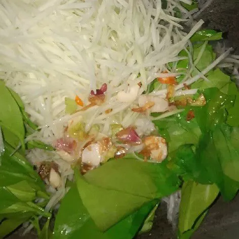 Masukkan pepaya serut dan daun melinjo