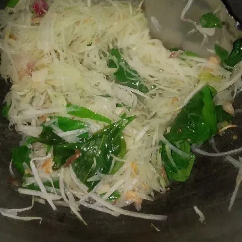 Tambahkan garam, kaldu bubuk, msg dan gula Jawa. Aduk rata dan masak hingga matang