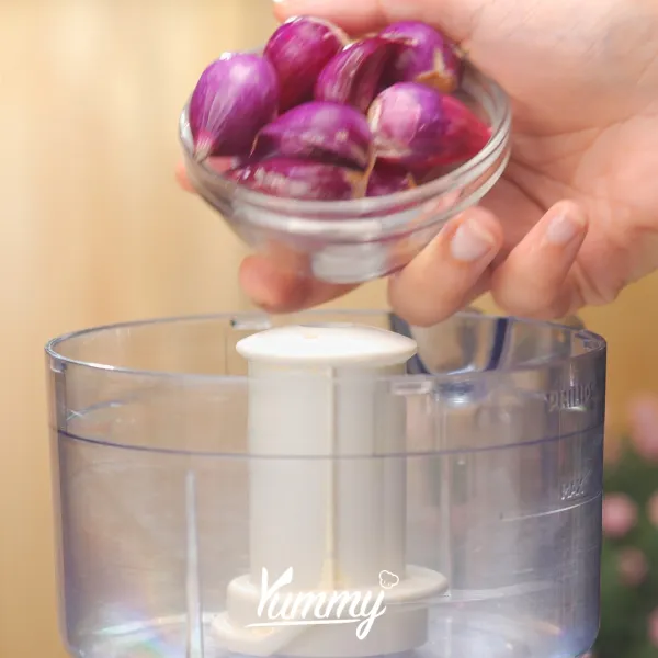 Membuat Bumbu Halus :
Di Blender tambahkan cabe merah keriting, cabe rawit merah, bawang merah, bawang putih, kunyit dan sedikit minyak, blender hingga halus.