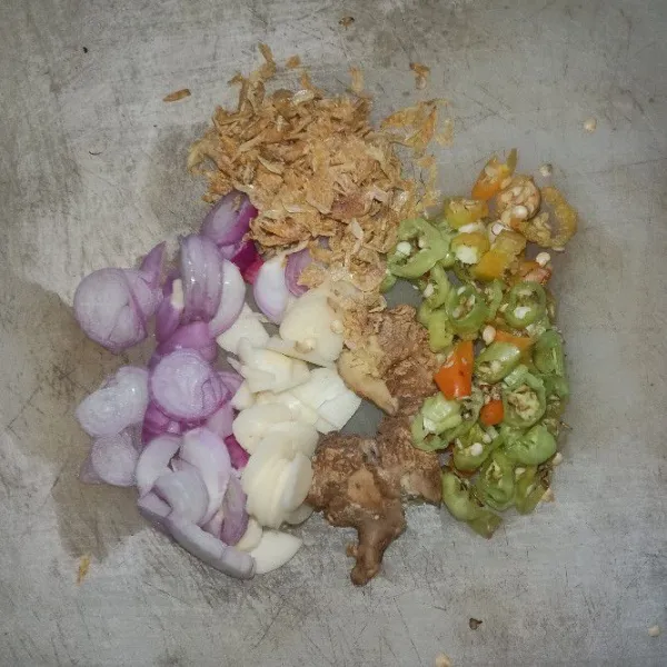 Siapkan bumbu tumis: iris bawang putih, bawang merah, cabai rawit. Untuk jahe cukup di geprek dan rebon dibiarkan utuh saja