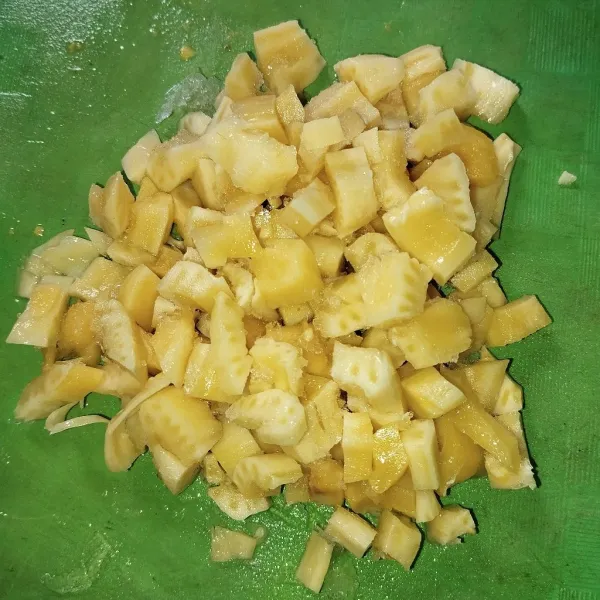 Potong kecil-kecil nangka.