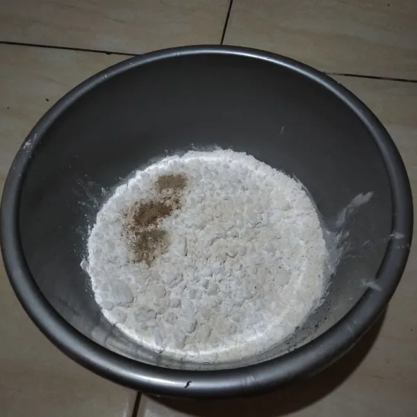 Di wadah lain masukkan sisa tepung tapioka, tepung terigu, garam, merica bubuk dan kaldu bubuk, aduk hingga tercampur rata