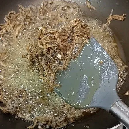 Goreng ikan teri sampai matang, angkat & sisihkan.