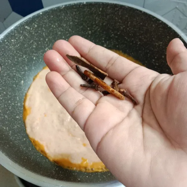 Masukkan cengkeh dan kayu manis. Masak bumbu sampai kadar air habis.