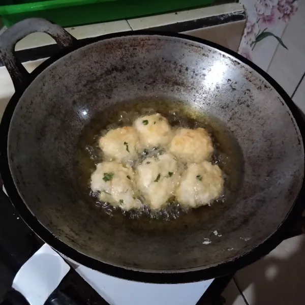 Panaskan minyak gunakan api sedang, goreng hingga mengapung dan kering. Tiriskan lalu sajikan dengan saos kesukaan masing-masing