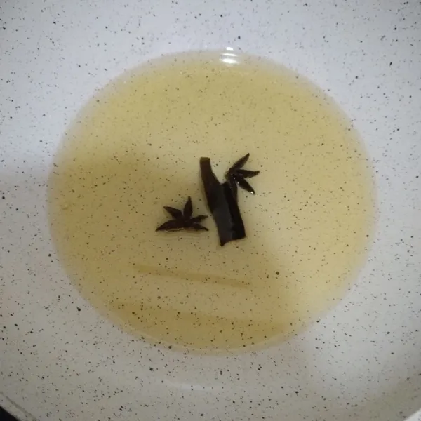 Panaskan minyak bersama bunga lawang, kayu manis dan kapulaga. Pakai api kecil saja. Kalau bau harumnya sudah keluar kemudian angkat rempahnya.